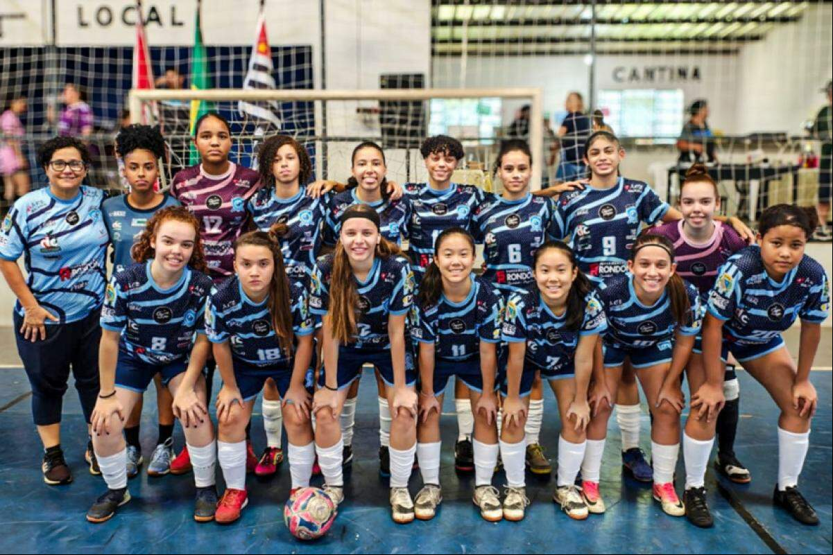 Bianca, Beatriz, Betina, Vitória, Leila, Lívia, Liliane, Lilan, Maria Fernanda, Yasmim, Karen, Ana, Heloá, Milena e Ketlen; treinadora Silvana 