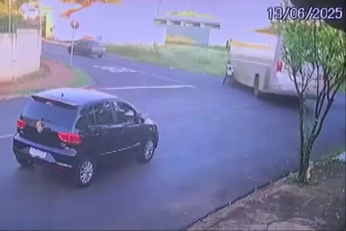 Imagem do ônibus no momento do acidente