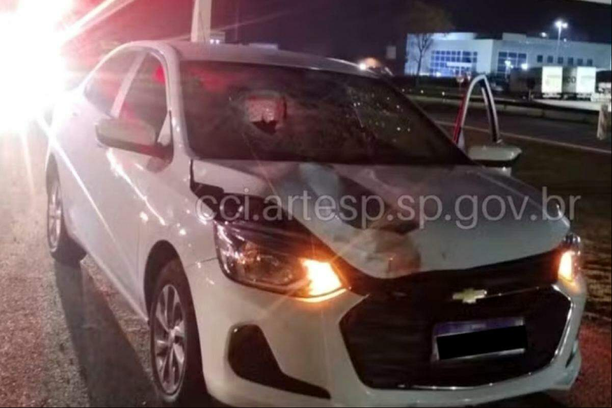 O impacto com o corpo da mulher danificou a frente do automóvel. 